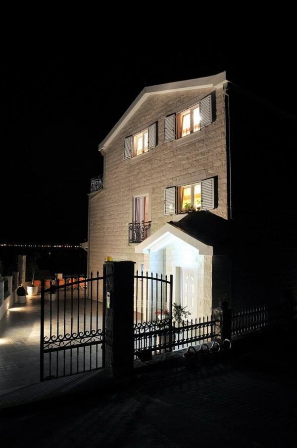 Villa Mare Apartments Tivat Buitenkant foto